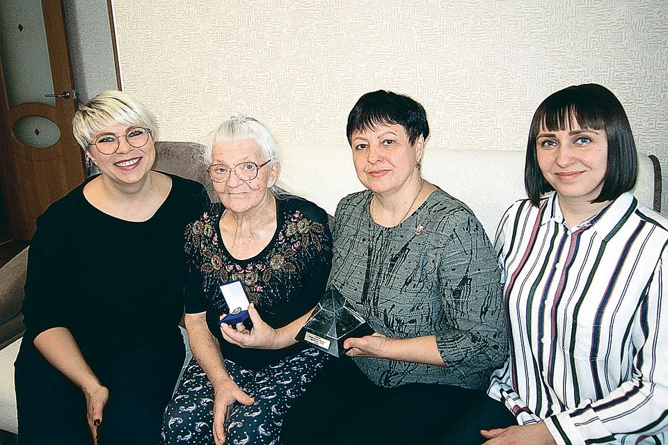 Слева направо: внучка Елена Беспалова, дочь Мария Никифоровна Беспалова, внучка Наталья Емелина, правнучка Ольга Десятова. Фото: личный архив.