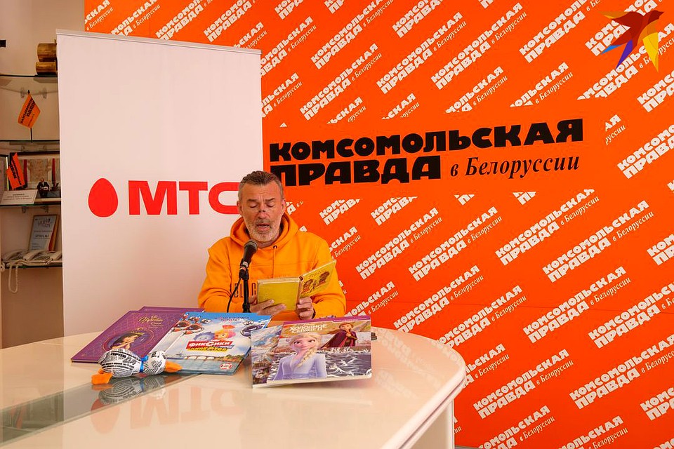 Продюсер принес для чтений личную книгу «Капитан Крокус» Федора Кнорре. Фото: Микита НЕДАВЕРКОВ