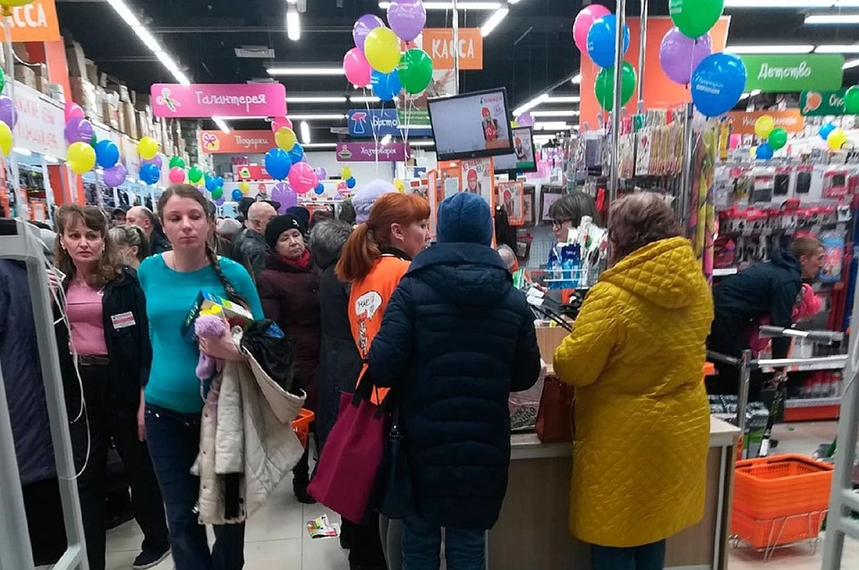 Толпа собралась на распродажу дешевых товаров - о рекомендованной "метровой дистанции" речи даже и не шло.