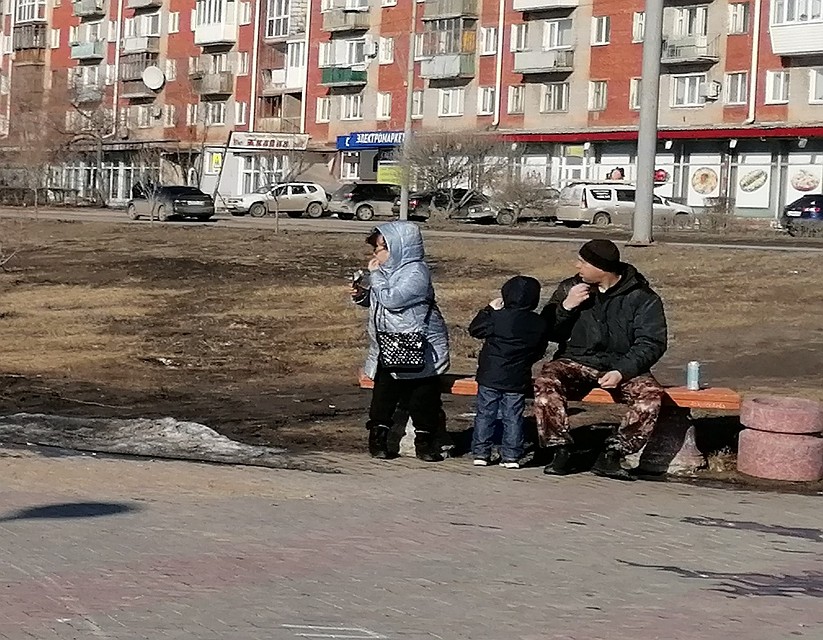 Некоторые семьи устроили на набережной пикник. Фото: Анна МИКУЛА