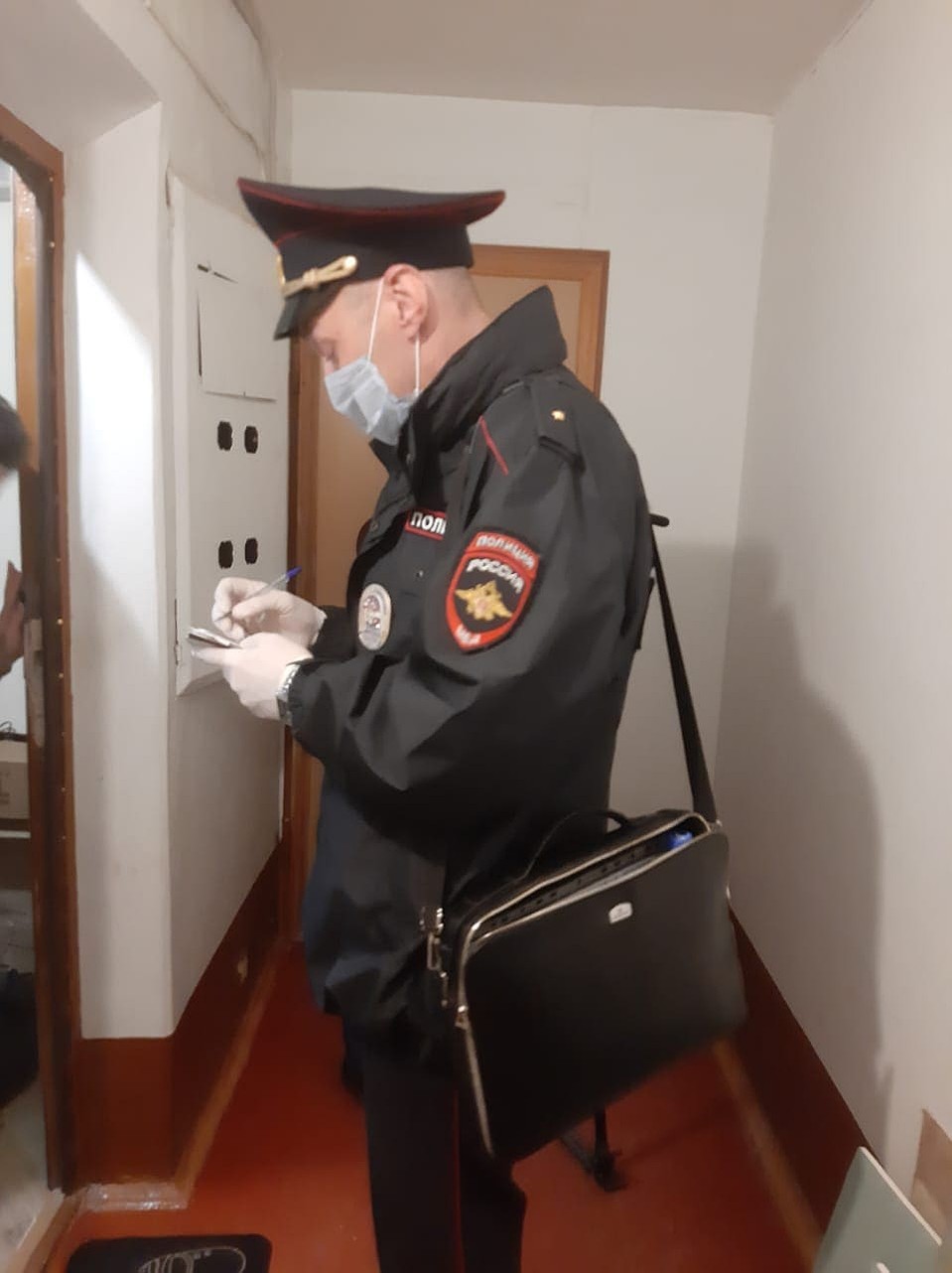 Участковые обходят квартиры, чтобы проверить режим самоизоляции у вернувшихся из-за границы. Фото: ГУ МВД по Волгоградской области