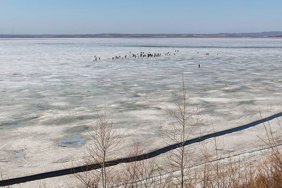 По всей акватории огромные трещины. Фото: vadim_popov.ru