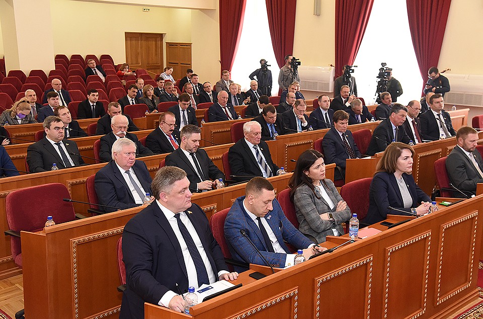 На заседании парламентарии одобрили три поправки в региональные законы, направленные на поддержку обманутых участников долевого строительства. Фото: Анатолий Карбинов