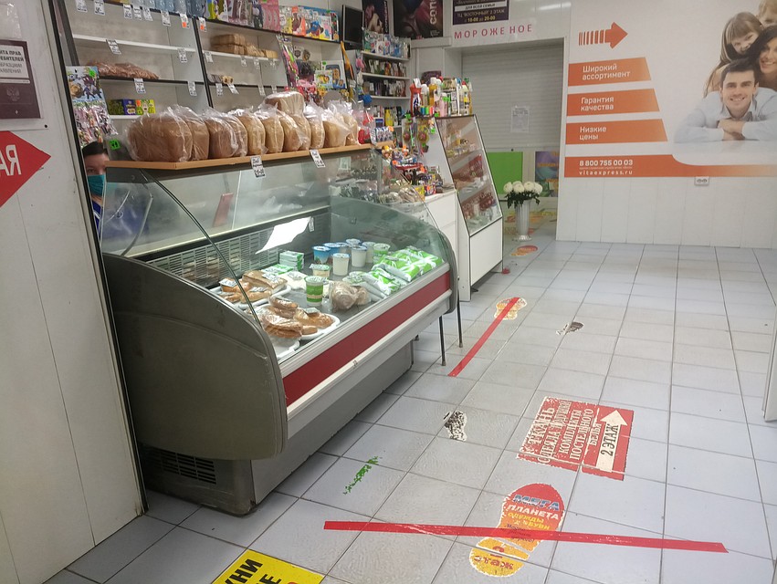 В большинстве магазинах полосы для посетителей уже появились Фото: Ирина Ромашкина