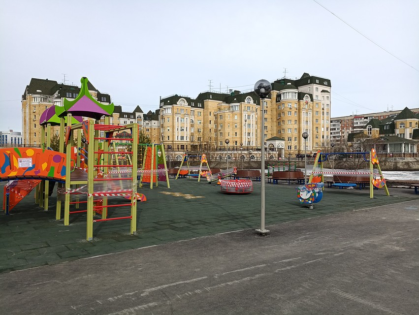 Детские площадки "замуровали" в полиэтилен Фото: Ирина Ромашкина