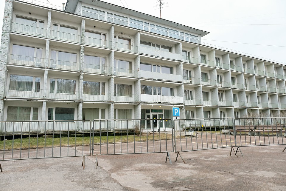 Так карантинные корпуса выглядели три недели назад, еще до того, как заработал обсерватор. Сейчас вокруг них вырос высокий зеленый забор. Фото: Артем КИЛЬКИН