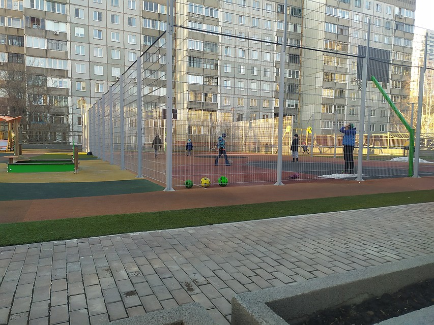 Мальчишки играют в футбол. Фото: Вадим АЛЕКСЕЕВ