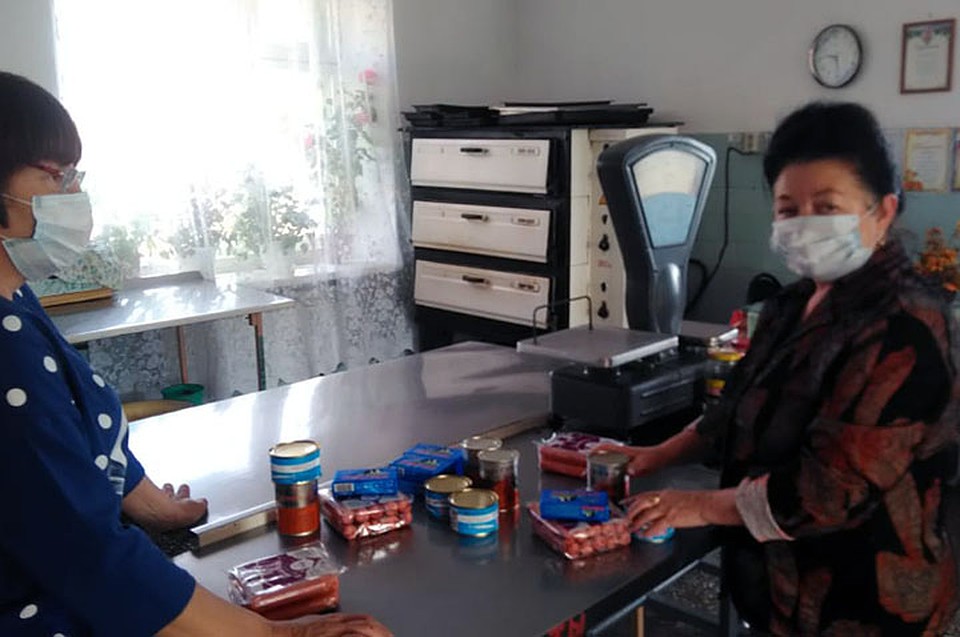 Депутаты наравне со всеми развозят пожилым одиноким людям продуктовые наборы, собранные на личные средства, доставляют лекарства. Фото: Законодательная дума Хабаровского края