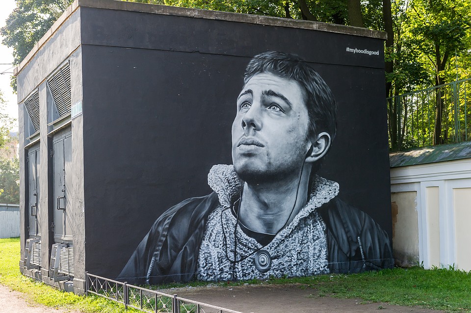 Одна из самых известных работ - "Брат" у площади Александра Невского. Фото: Олег ЗОЛОТО