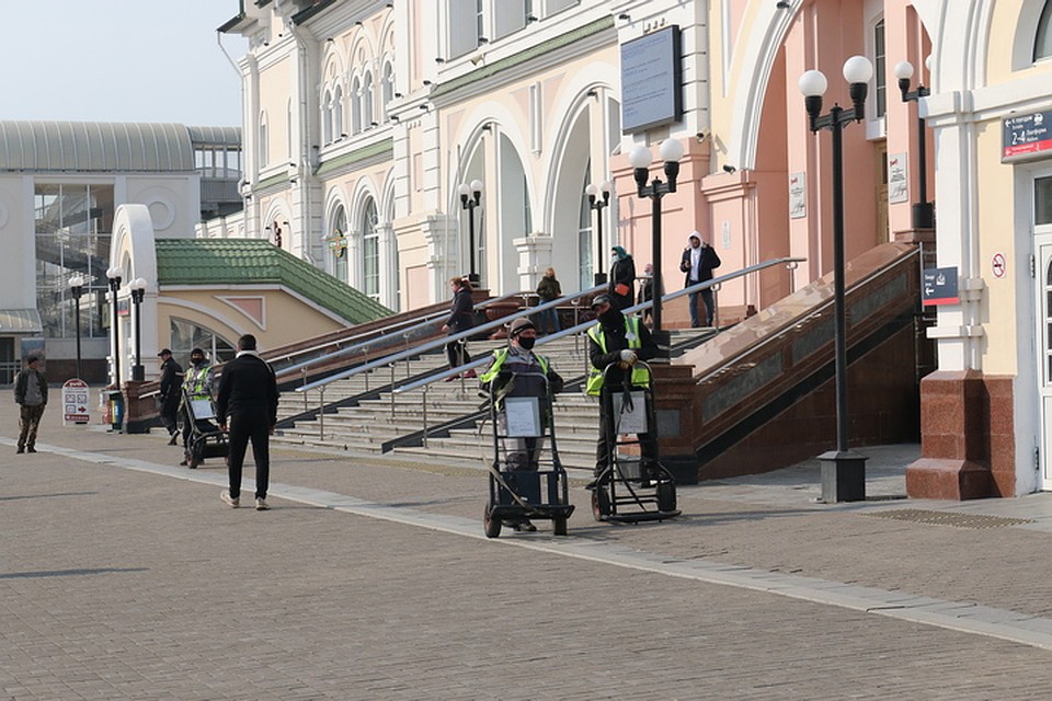 Хлоркой по коронавирусу: Привокзальную площадь в Хабаровске обработали от опасной инфекции Фото: Борис КОКУРИН