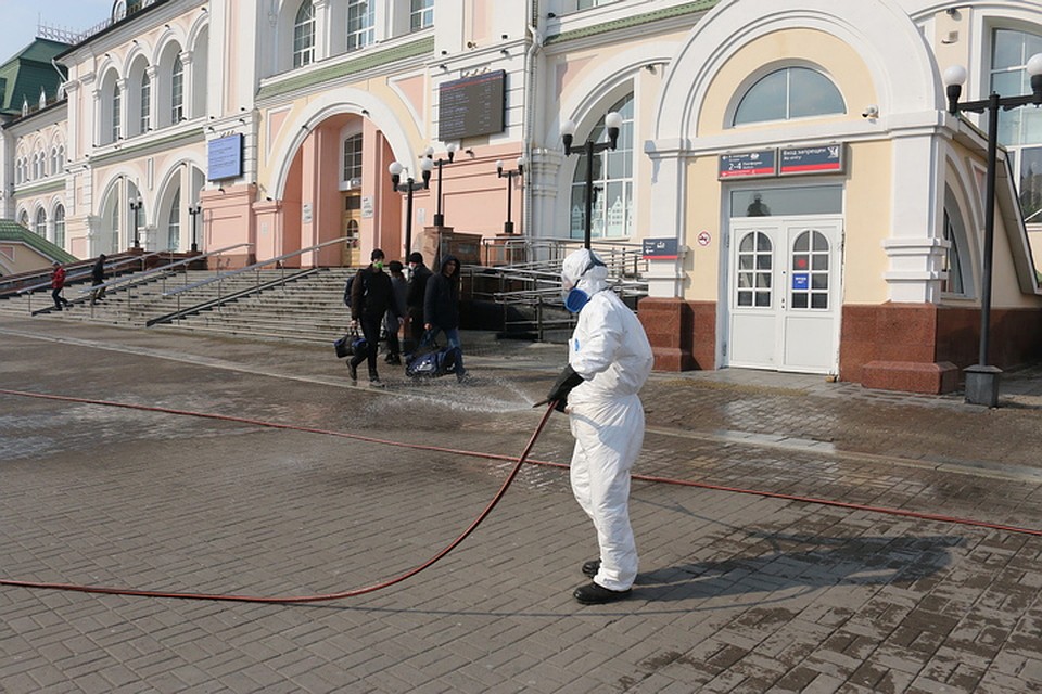 Хлоркой по коронавирусу: Привокзальную площадь в Хабаровске обработали от опасной инфекции Фото: Борис КОКУРИН