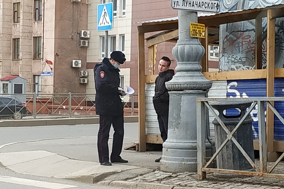 За отсутствие масок и перчаток пока только предупреждают. Но таких нарушителей на улицах почти нет. Фото: Андрей МАТЛИН