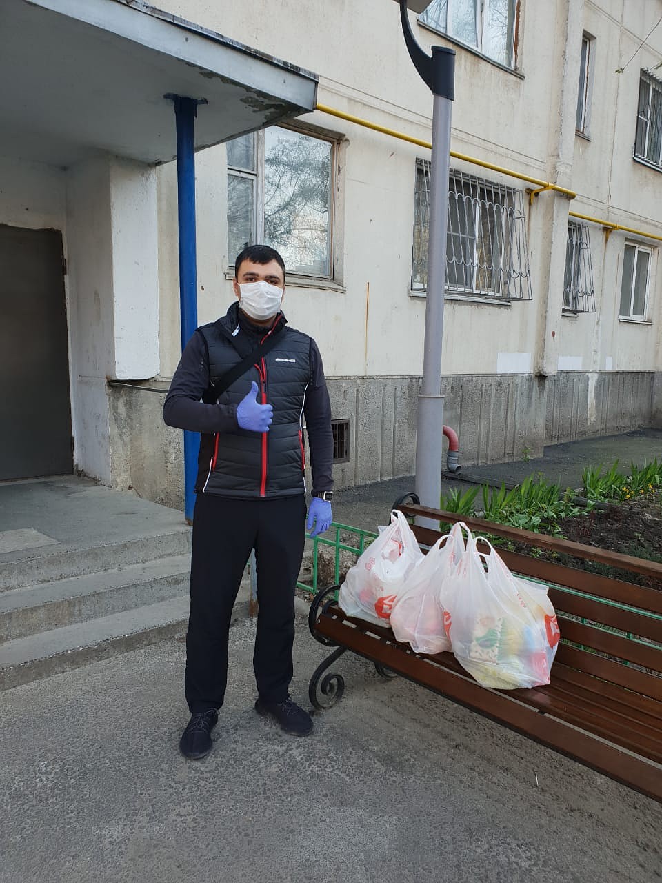 В составе мобильных групп волонтеров член партии «Единая Россия» Раджив Мирзалиев. Фото: Ольга КУБЫШЕВА