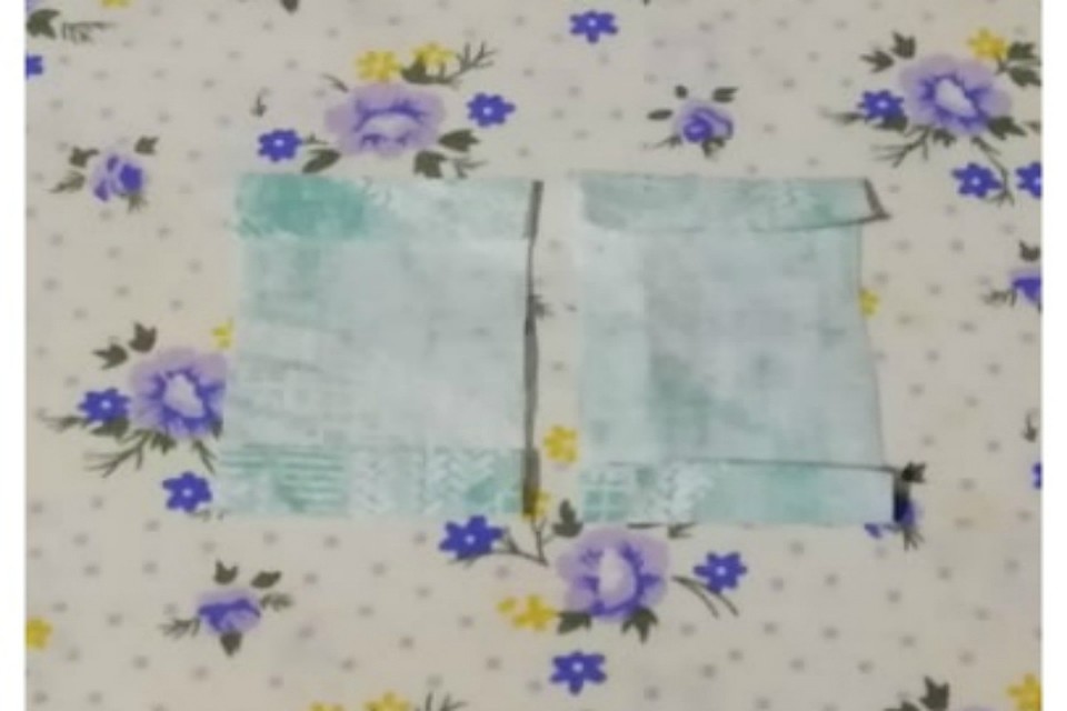 Отрезаем еще два небольших кусочка ткани на 2 сантиметра длиннее, чем край маски, и шириной 5-6 сантиметров Фото: Евгения МОЛОТОВА