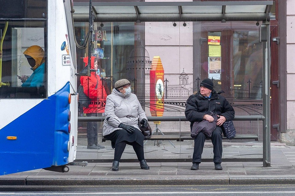 Дистанцию в 1,5 метра почти никто не нарушает Фото: Олег ЗОЛОТО