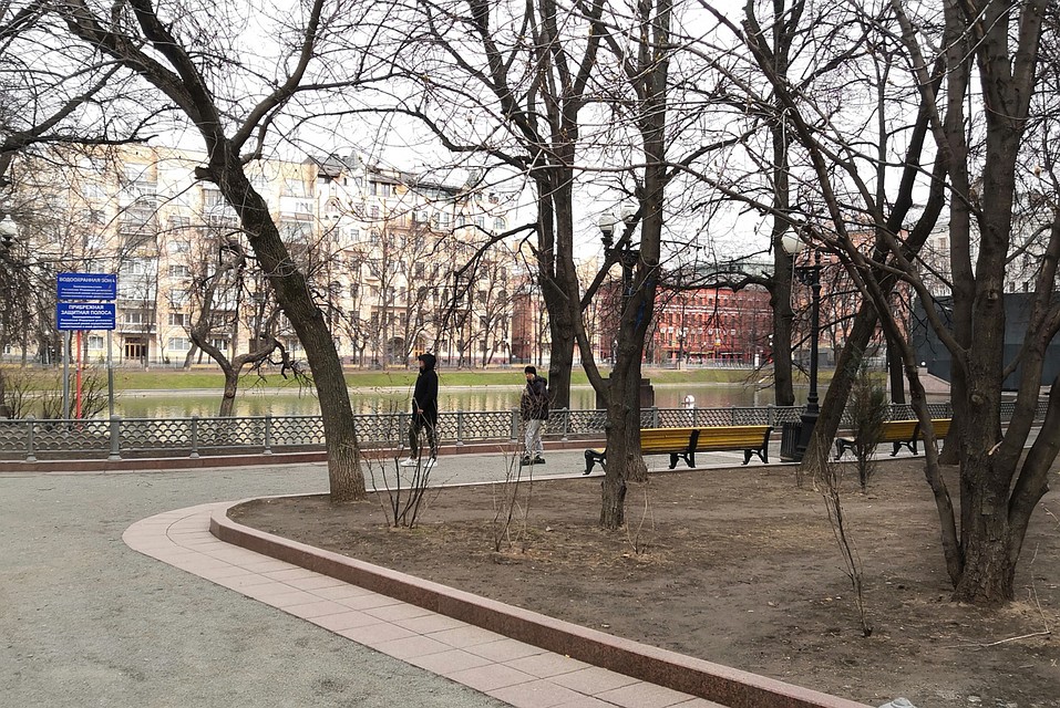 Люди за оградой Патриарших Фото: Андрей АБРАМОВ