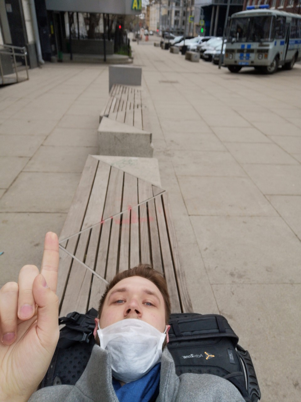 Сзади меня тот самый полицейский ПАЗ, сотрудники из которого, почему-то не оштрафовали тунеядца Фото: Андрей АБРАМОВ