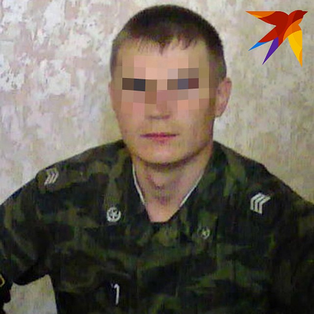 Мужчина - ветеран боевых действий, награжден нагрудным знаком.