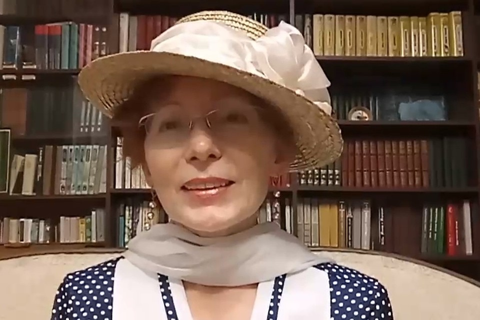 Елена Ладная из Челябинска на время карантина превратилась в Мэри Поппинс. Фото: Архив героя публикации.
