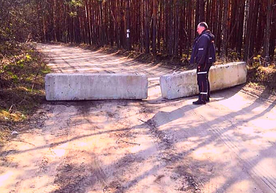 Дороги к деревням Петушинского района власти перекрывают бетонными блоками, которые местные жители регулярно растаскивают. Фото предоставлено жителями