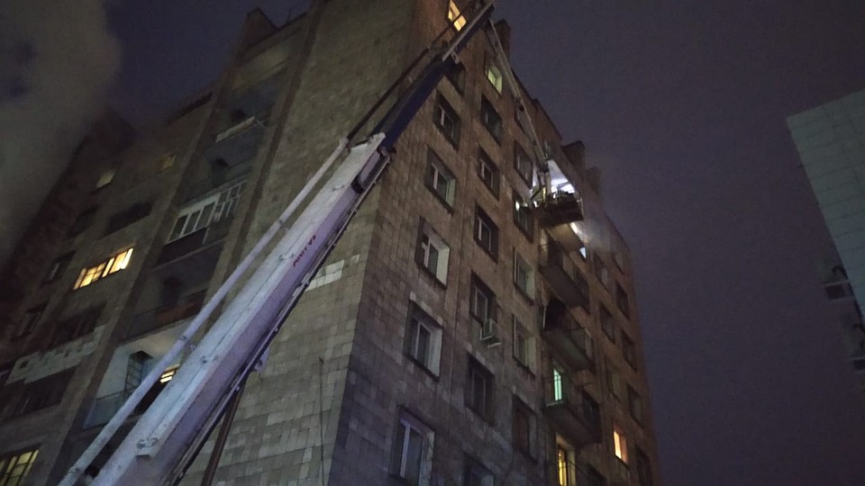 Людей спасали при помощи многоступенчатого подъемника Фото: МЧС Татарстана