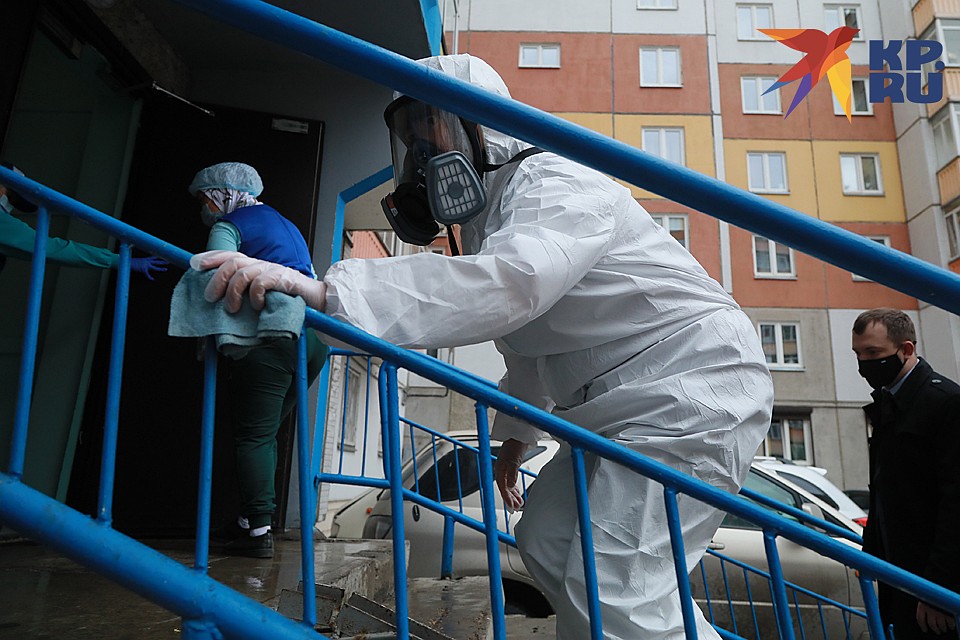 В большинстве домов москвичей активно дезинфицируют и моют лестничные клетки, лифты, протирают перила и ручки Фото: REUTERS
