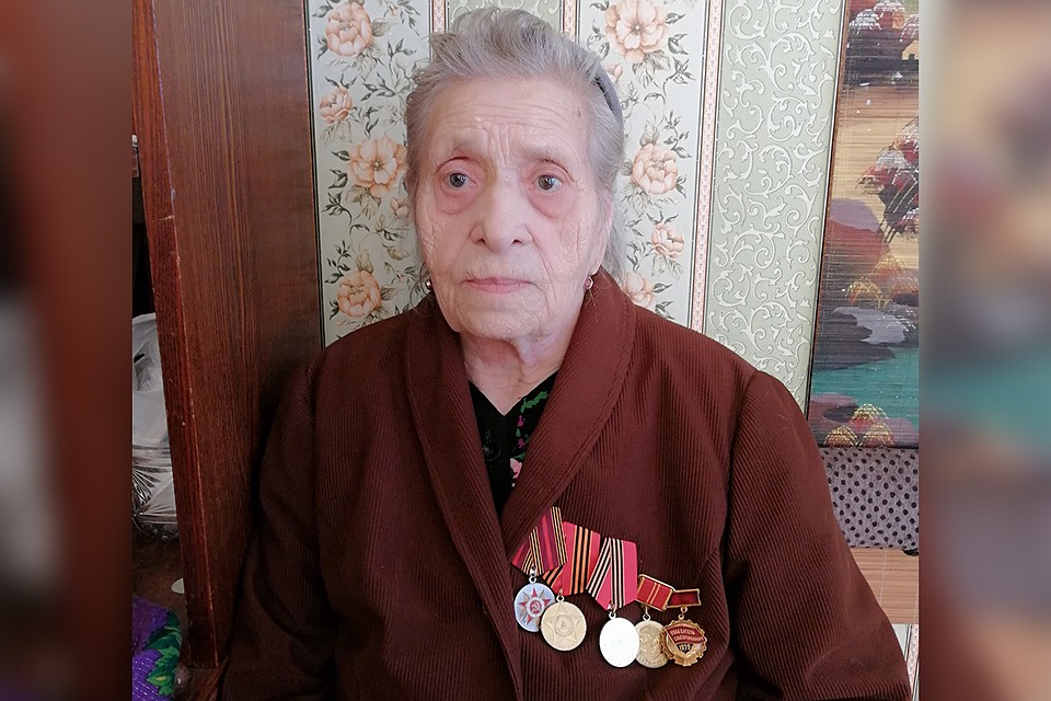Нина Ивановна со своими медалями