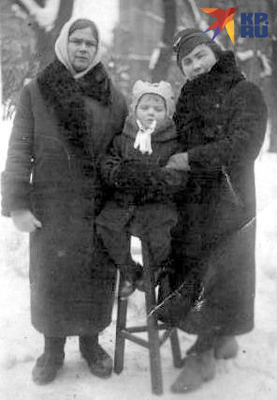 Конец 1940 года. Рива с бабушкой и мамой. Фото: Из семейного архива