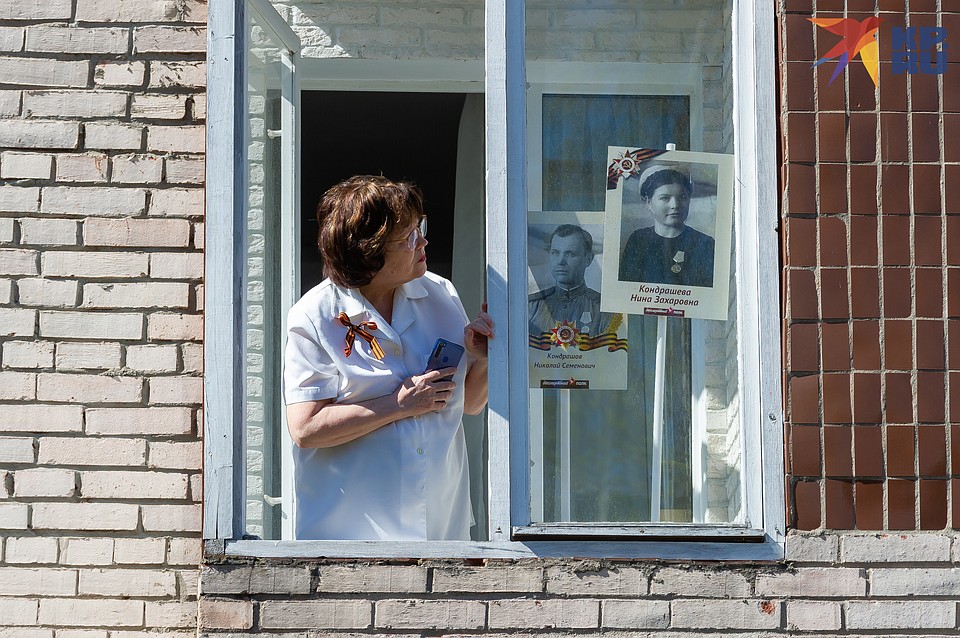 Кто-то из соседей даже установил в окне портреты своих ветеранов Фото: Олег ЗОЛОТО