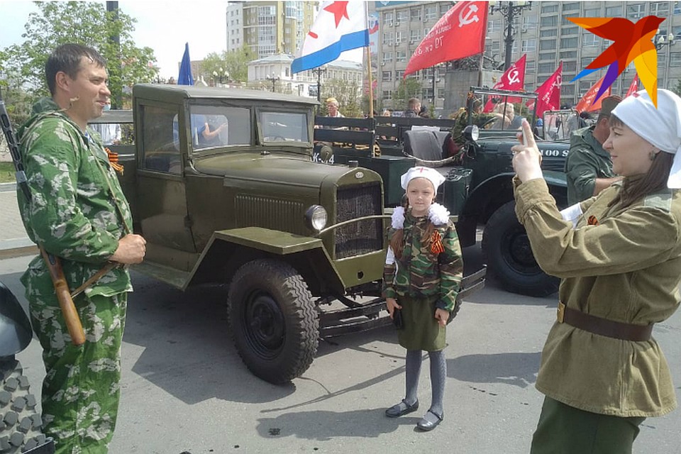 На Комсомольскую площадь стали съезжаться ретромашины Фото: Михаил СЕРГЕЕВ
