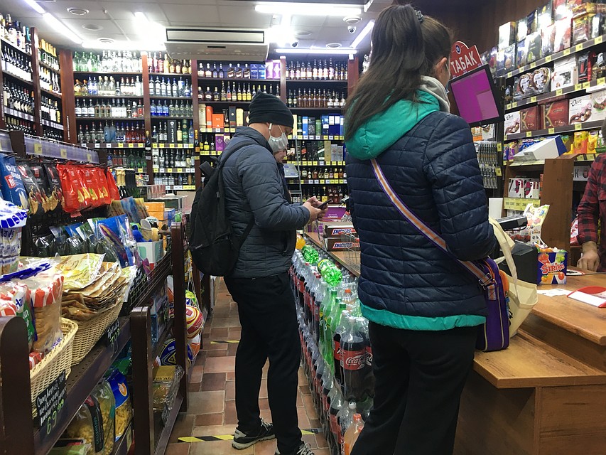 В одном из сетевых алкомаркетов народу полно как до самоизоляции Фото: Наталья ВАРСЕГОВА