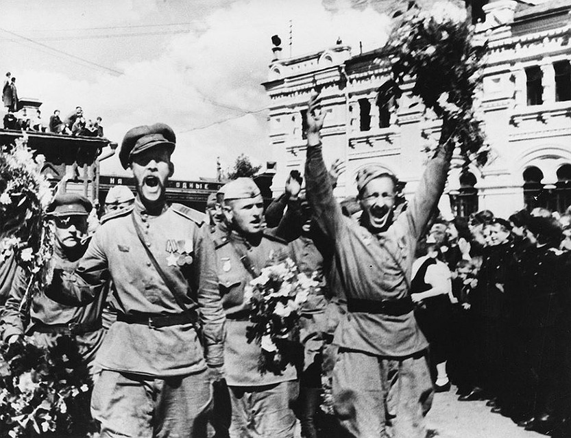 Великая Победа - событие особой значимости для всех нас. Кадр 1945 года.