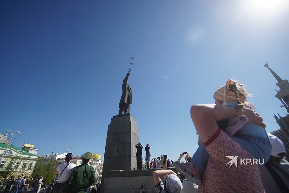 У памятника Ленину на площади 1905 года было многолюдно Фото: Алексей БУЛАТОВ