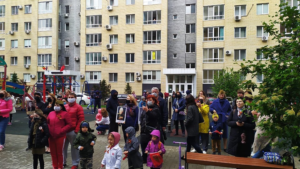 Люди наблюдали за акцией «Песня на балконе» Фото: Дадаян Давид