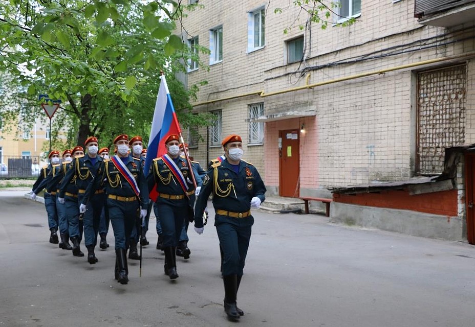 Парад для ветерана в Орле. Фото: пресс-служба ГУ МЧС России по Орловской области