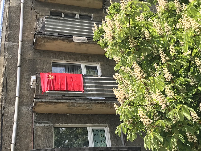 Вот так калининградцы украшают свои балконы в День Победы. Фото: Александр КАТЕРУША
