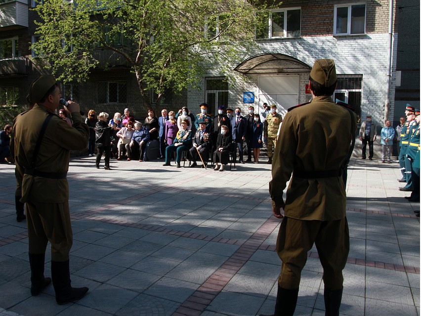 Выдерживая дистанцию военные, все-таки, смогли поздравить героев.