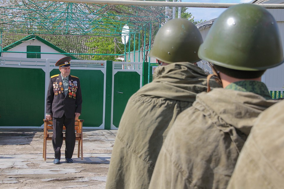 В Амвросиевском районе поздравили Якова Константиновича Гнилицкого Фото: Андрей ТРУБЕЦКИЙ