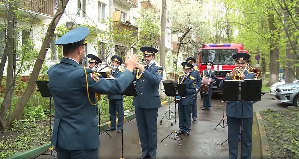 Под балконом, играл духовой оркестр. Фото: Пресс-служба МЧС России