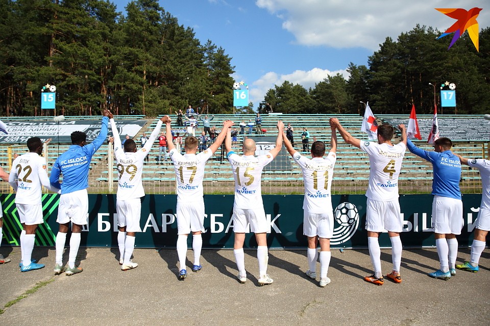 Футболисты "Ислочи" благодарят своих болельщиков за поддержку. Фото: Святослав ЗОРКИЙ
