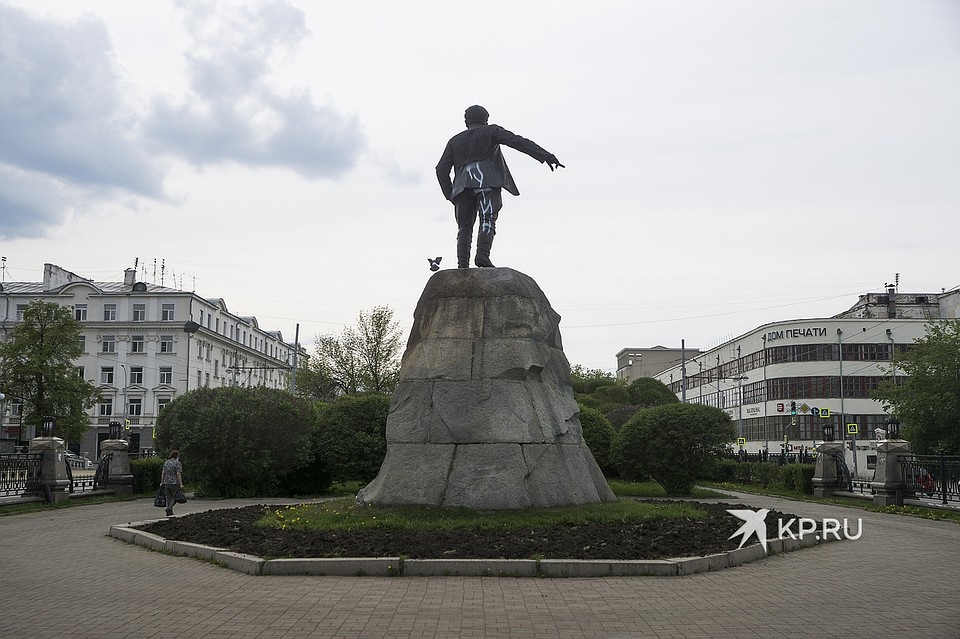 Вандалы написали на памятнике фамилию президента РФ Фото: Алексей БУЛАТОВ