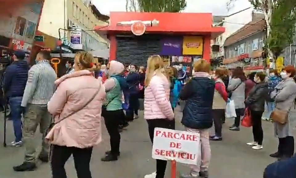 Жарко сейчас у входа на рынок.