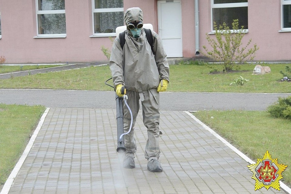 Дезинфектор военные распыляли вручную на улице. Фото: Минобороны.