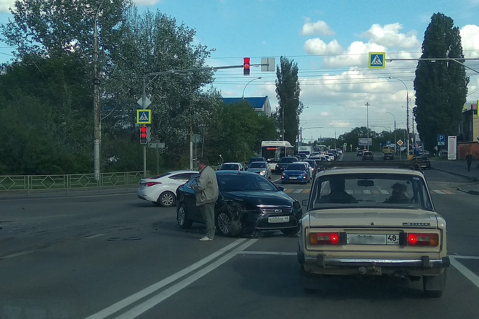 ДТП на улице Неделина в Липецке Фото: Юлия КЛЮЕВА