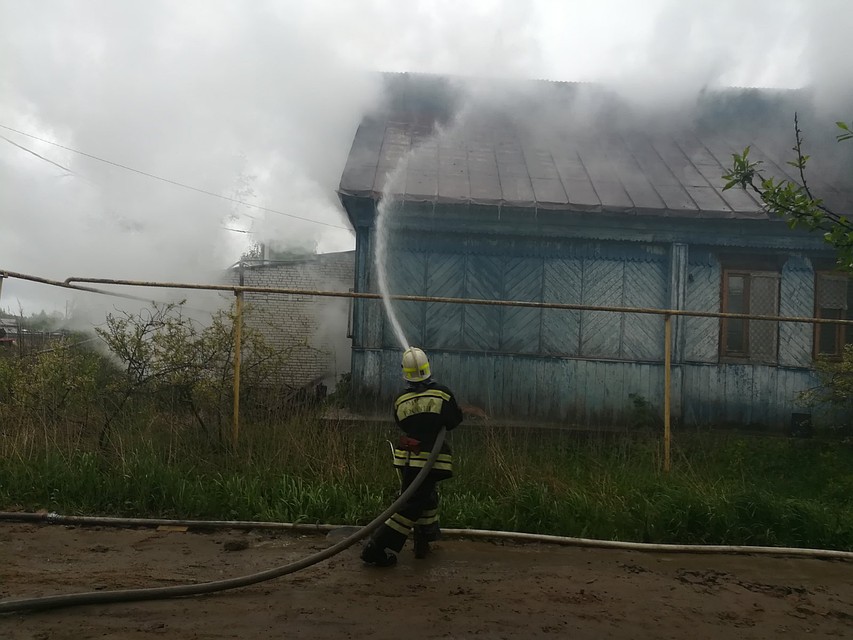 В 11 утра пожарные еще проливали крышу. Предоставлено МЧС России по Владимирской области.