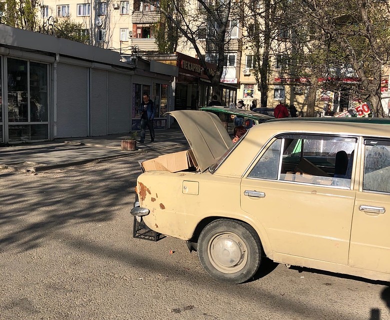 Торговать с машины проще и безопасней. Прикрыл товар коробкой и ушел