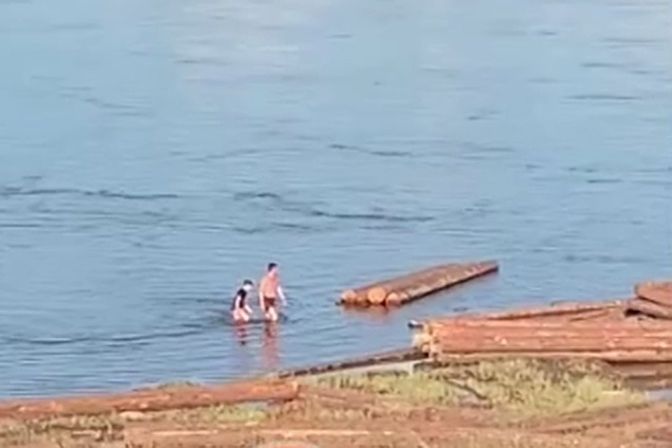 Вывел мальчишку на берег, а у того зуб на зуб не попадает. Фото: ЧП - Лесосибирск