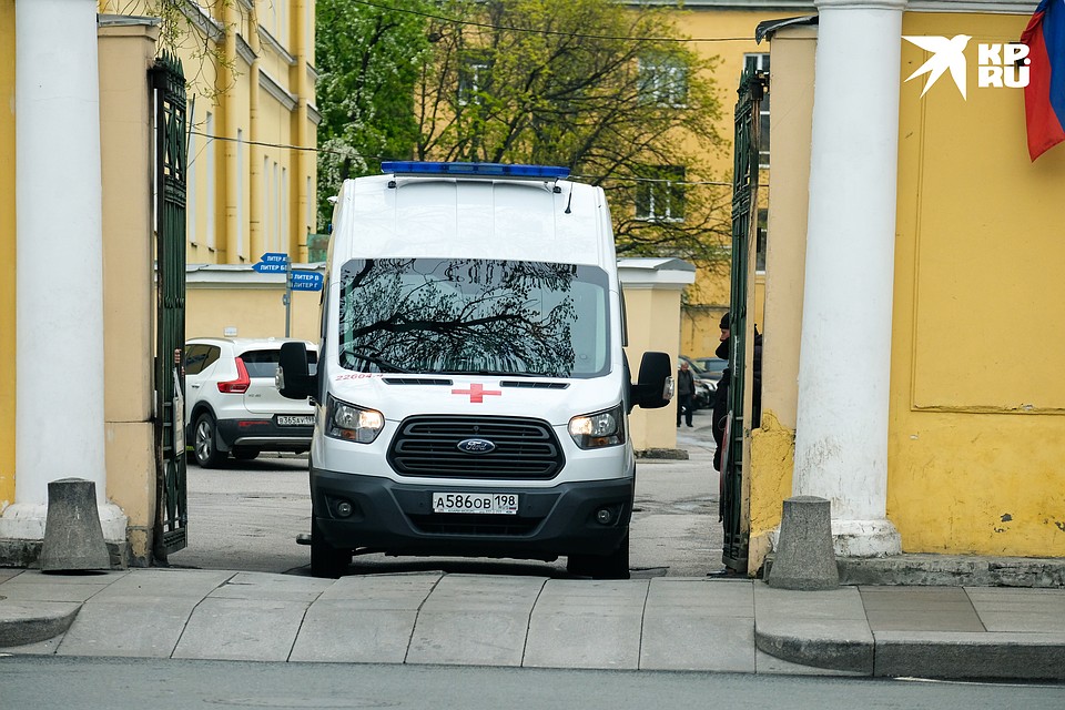 На территорию больницу постоянно прибывают машины скорой помощи Фото: Артем КИЛЬКИН