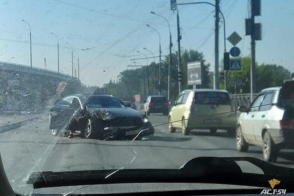 Обошлось без пострадавших, подробности аварии устанавливаются. Фото: Новосибирская служба эвакуации «АСТ-54»