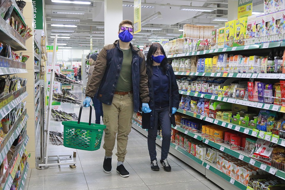 Коронавирус закрыл обычные торговые центры, а в магазинчики у дома даже за продуктами многие теперь стараются ходить реже. Фото: Мария ЛЕНЦ